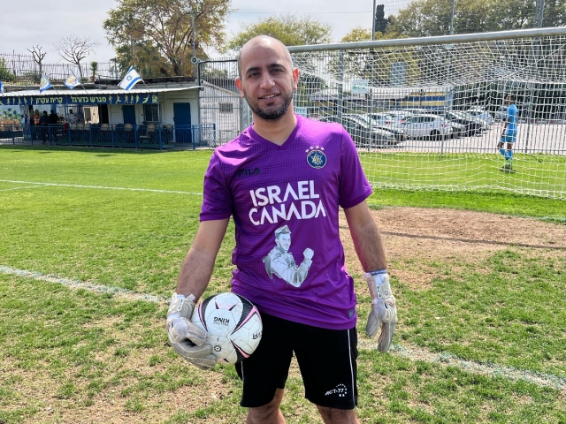 שוער מכבי קרית עקרון עם חולצה של מכבי תל אביב